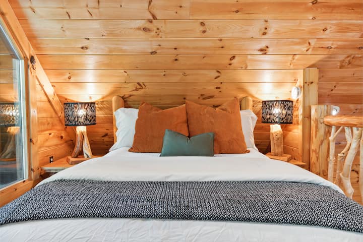 Queen bed in loft space with treehouse views all around