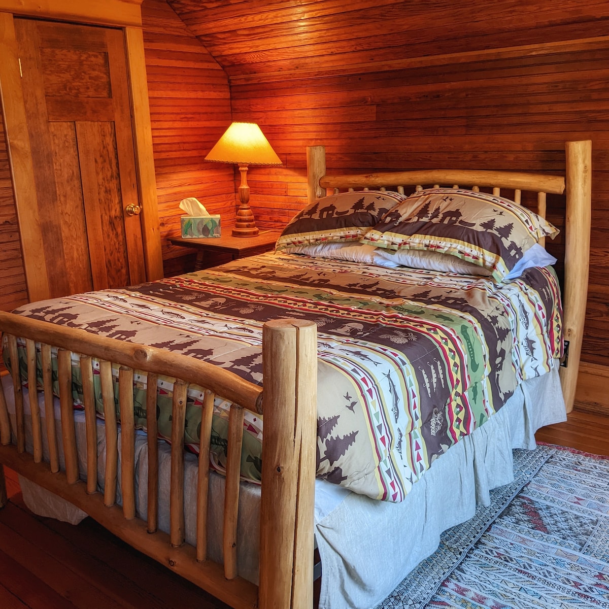 „Креветот со стапчиња“ направен од дрвја на имотот е собата лево на врвот од скалите. Спроти оваа спална соба има мала „тивка соба“ со дневен кревет и ламба која може да ја користите за читање или дремка.