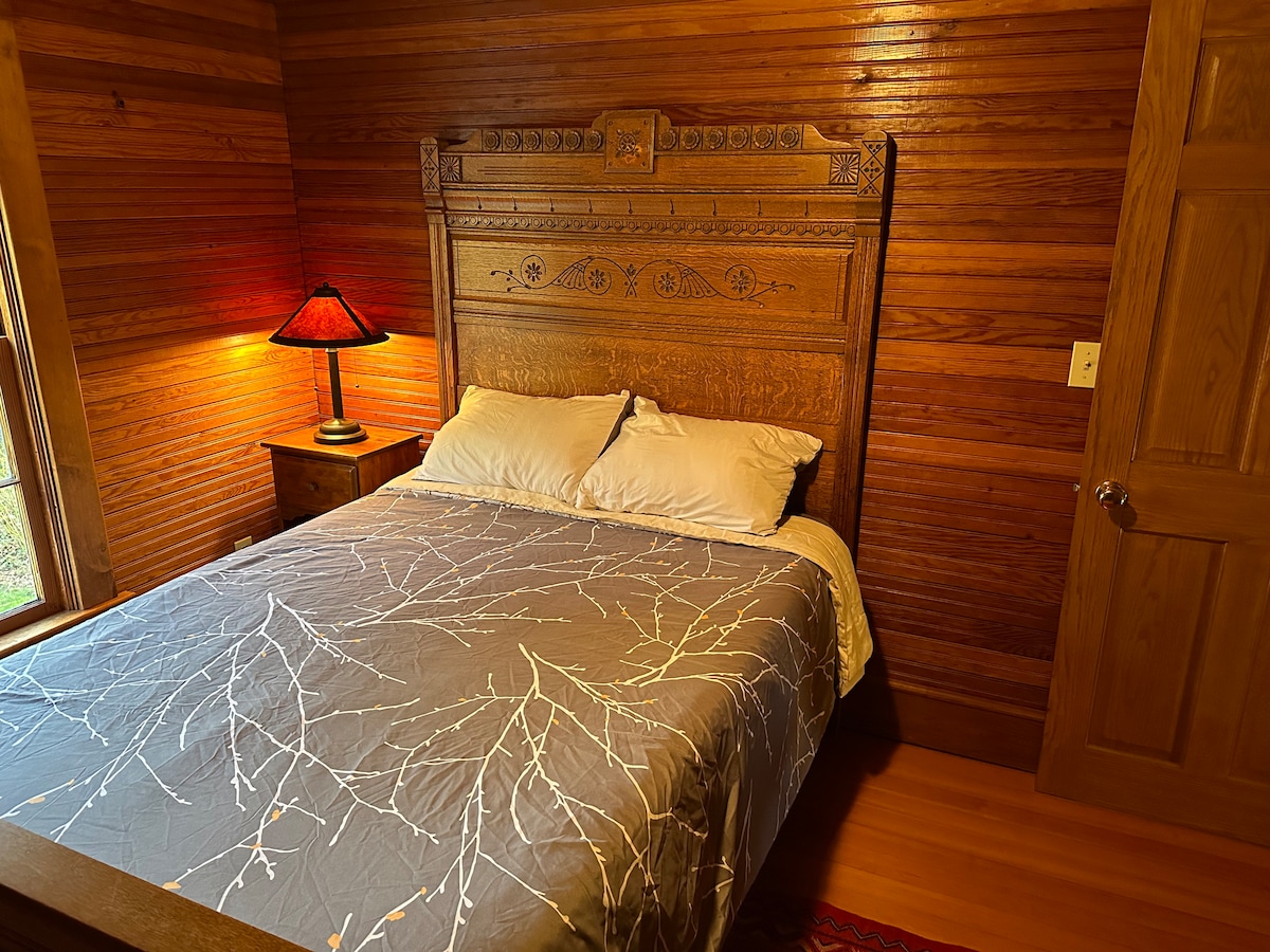 Дупли кревет со спална соба во стилот на Истлејк. Нов душек од мемори пена!