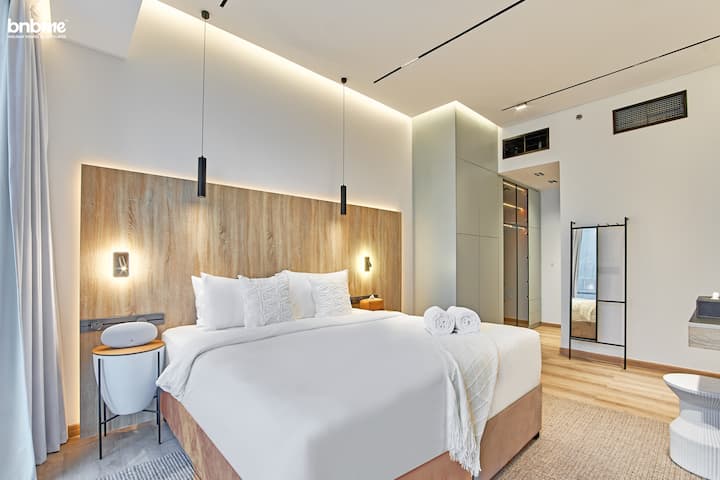 "Relájate en la acogedora elegancia de este acogedor segundo dormitorio, completo con una cómoda cama tamaño queen y un amplio espacio en el armario para todas tus necesidades".