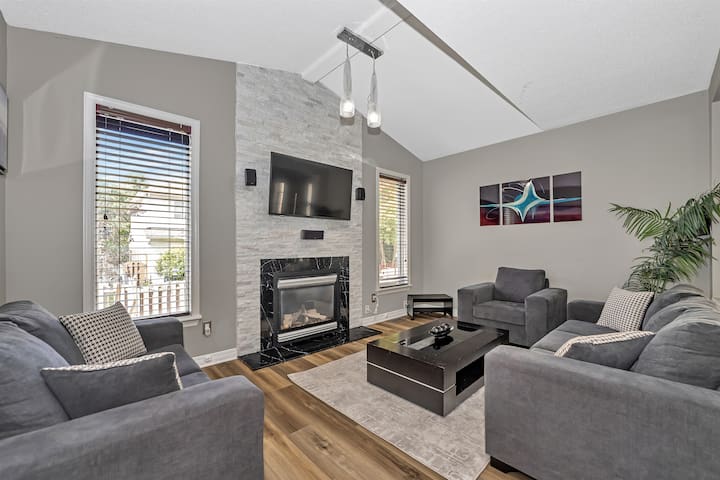 Luxurious single home close to Airport & DT