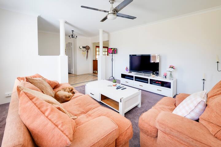 Relax to the Max – Pet Friendly Beach Retreat gallery image 4