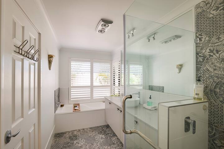 Relax to the Max – Pet Friendly Beach Retreat gallery image 5