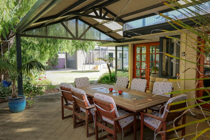 Relax to the Max – Pet Friendly Beach Retreat