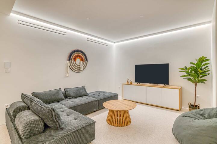 Beachfront Villa with Private Pool in Naousa gallery image 4