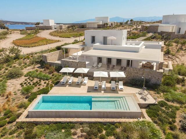 Beachfront Villa with Private Pool in Naousa gallery image 2