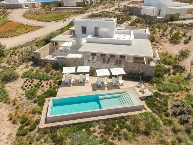 Beachfront Villa with Private Pool in Naousa gallery image 3