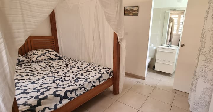 Chumba cha kulala chenye bafu na choo cha kujitegemea
