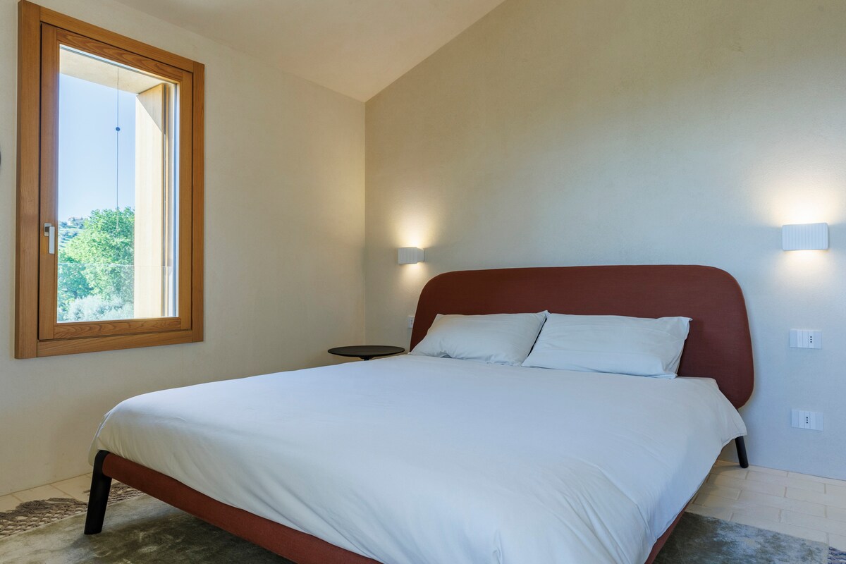 ห้องสวีท 4 – สถานที่พักผ่อนที่ประณีตซึ่งความสง่างามและความสะดวกสบายมารวมตัวกันพร้อมหน้าต่างบานใหญ่ที่มีแสงธรรมชาติส่องเข้ามาในห้องเพื่อประสบการณ์ความเป็นอยู่ที่ดีอย่างแท้จริง