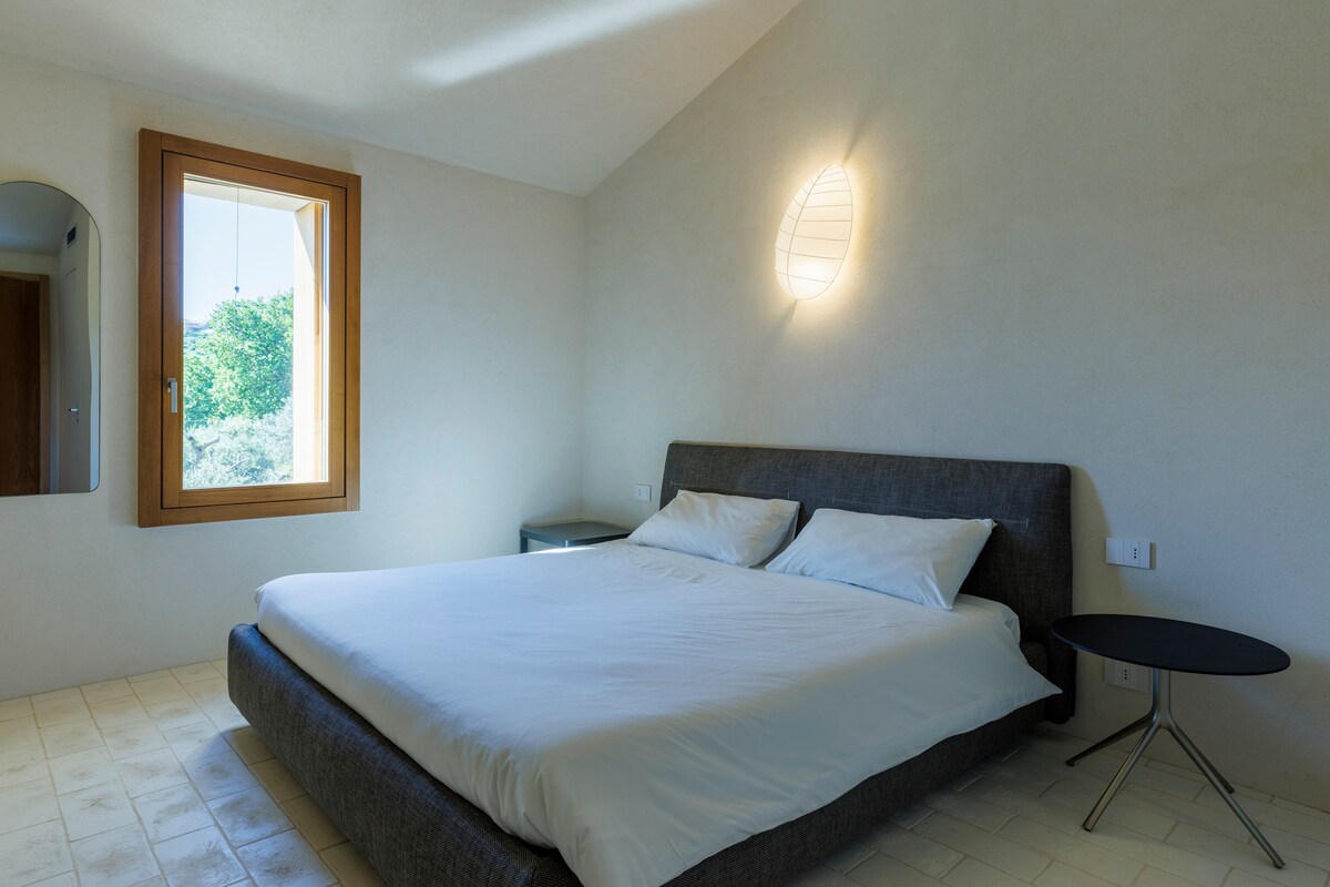 ห้องสวีท 1 – กว้างขวางและสว่างสดใสพร้อมเฟอร์นิเจอร์ Poliform และเตียงขนาดคิงไซส์เพื่อความสะดวกสบายที่เหลือ