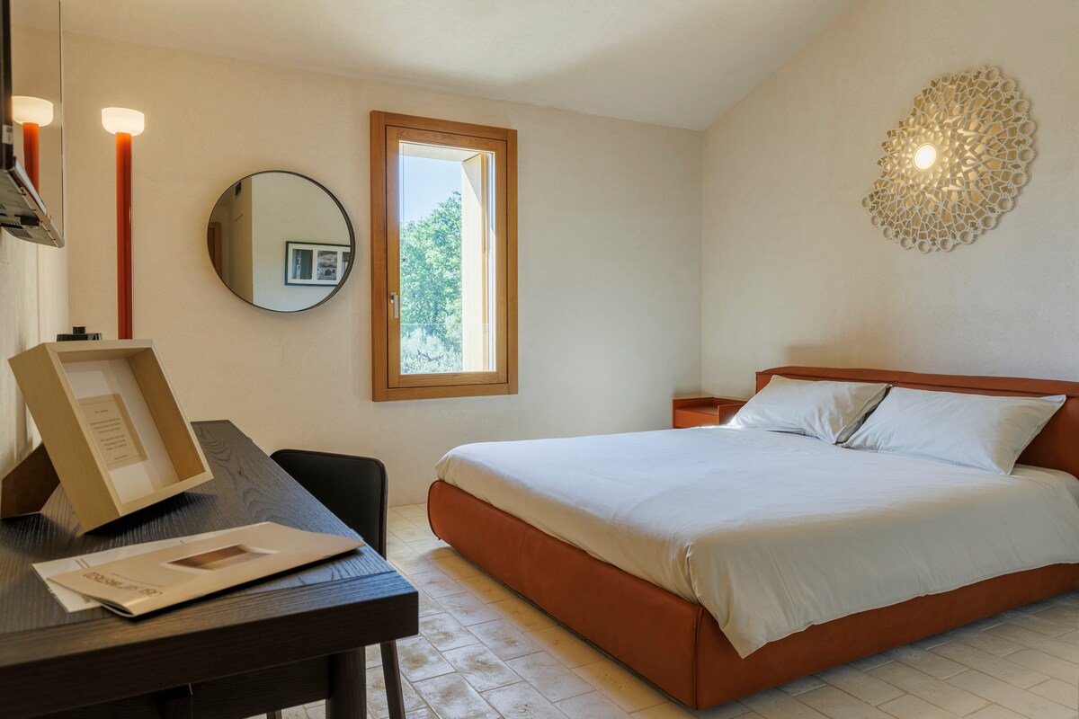 ห้องสวีท 2 – สภาพแวดล้อมที่จำเป็นและซับซ้อนซึ่งมีแสงธรรมชาติและวัสดุชั้นดีสร้างบรรยากาศของการพักผ่อนที่แท้จริง