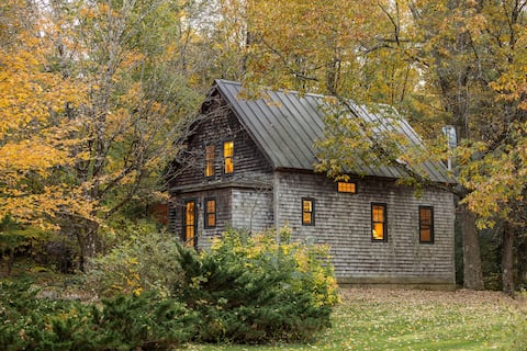 Cedar Shingle Home on Scenic Road w Hot Tub