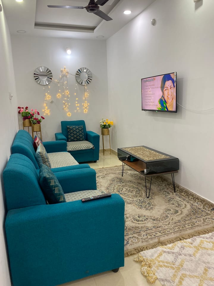 Დარბაზი დივნით