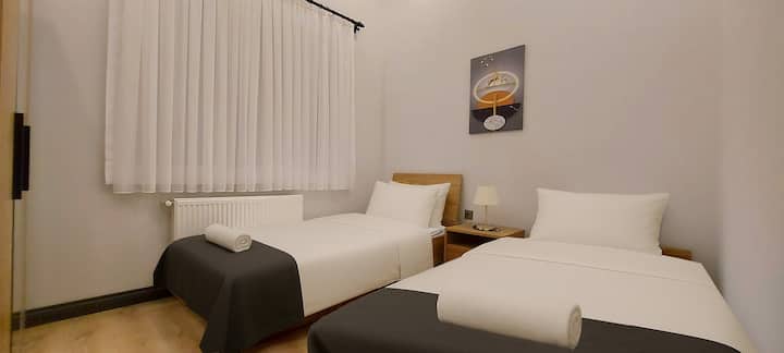 Hoci to na fotke nie je zobrazené, každá izba má klimatizáciu, ktorá je pravidelne udržiavaná.