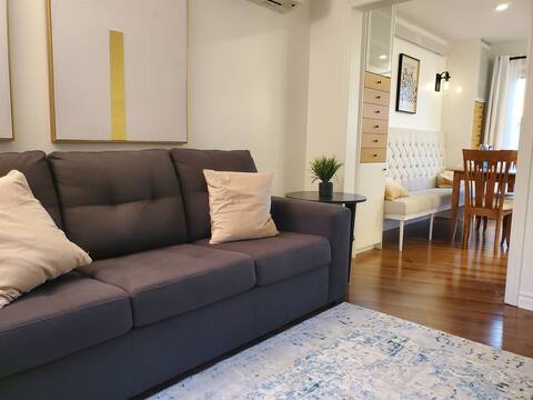 Successful Airbnb property: Mid Century Modern 4BDR House - 20 mins Montreal in Saint Hubert