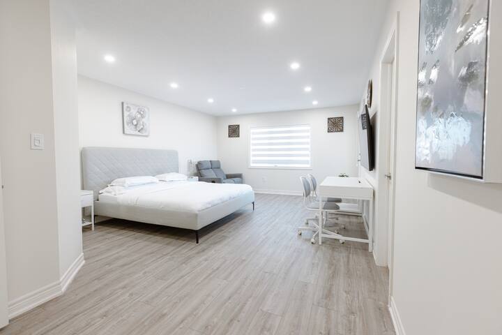 Vrlo velika spavaća soba s bračnim krevetom, ormarom i kupaonicom s WC-om, velikim uredom s 2 uredske stolice, naslonjačem Loveseat, pomičnim stolom i dva noćna ormarića.
Uključena je perilica za glačanje.
