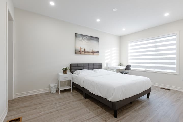 Glavna spavaća soba s kupaonicom i ormarom u ravnini poda.
Ured i stolica te dva noćna ormarića.
Širok prozor sa sjenilom za zamračivanje.