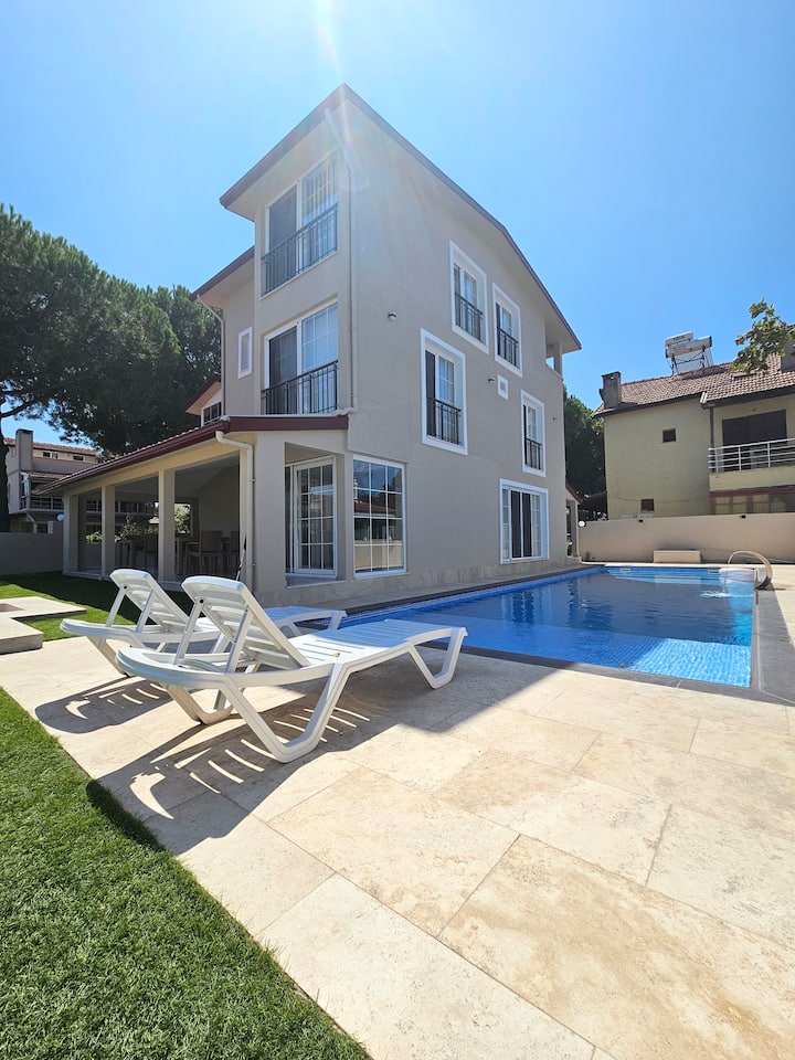 Luxury 5BR Villa w/ Private Pool & Beach Access