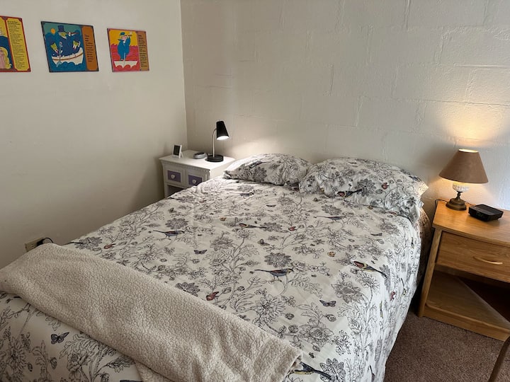 חדר שינה אחורי עם מיטת Full - XL