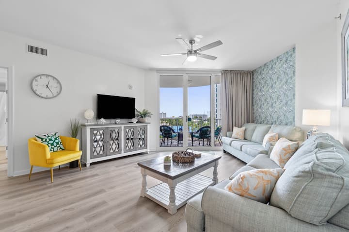 Plenty of room to sprawl out, The living room has a Queen sized sofa Sleeper.  Large Flat screen TV to catch up on your favorite programs. Private  Balcony access!  Gorgeous Views!