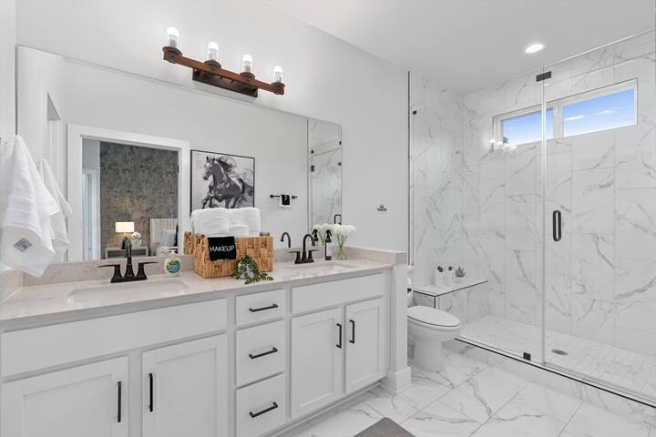 Up to 12 Guests – Luxury Downtown Access – Modern gallery image 5