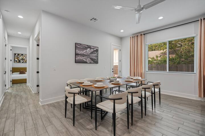 Up to 12 Guests – Luxury Downtown Access – Modern gallery image 3