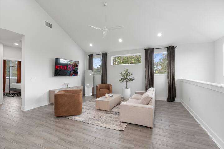 Up to 12 Guests – Luxury Downtown Access – Modern gallery image 2