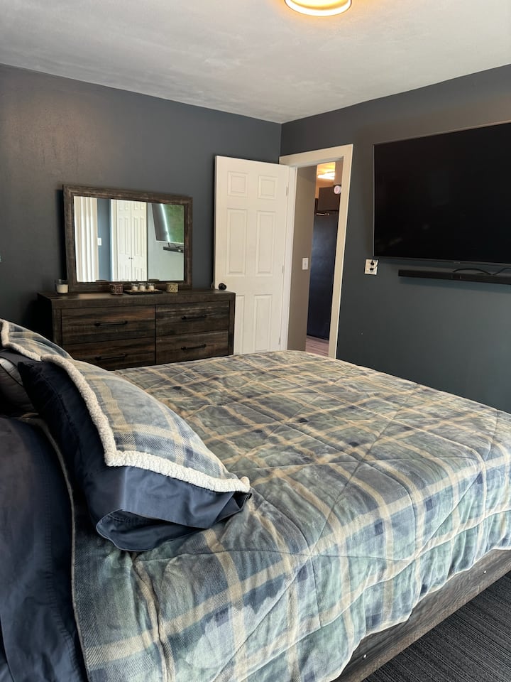 Dormitorio principal con acceso al patio trasero.