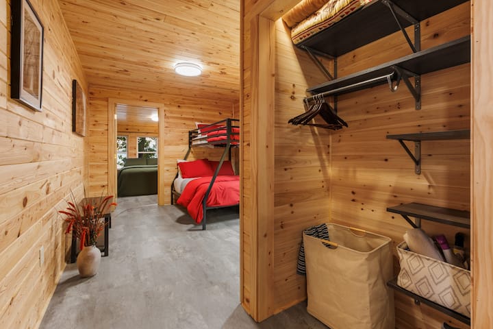 Celá skriňa, žehlička na oblečenie, žehliaca doska, prikrývky navyše, metla, mop, kôš na bielizeň