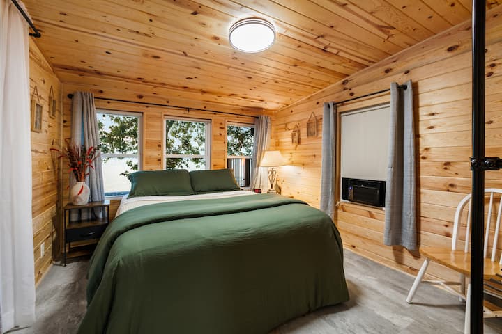 Manželská posteľ, nabíjacie porty, klimatizácia, ohrievač základnej dosky, budík