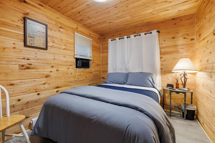 Manželská posteľ, klimatizácia, podlahové kúrenie, nabíjacie porty, budík