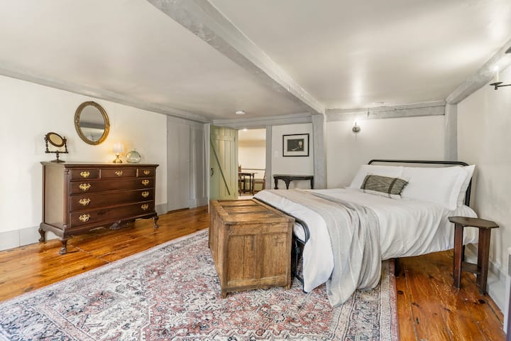 Ეს არის მესამე საძინებელი მეორე სართულზე. Მასში არის ორადგილიანი საწოლი, დიდი კომოდი და კარადა. Ამ კარადაში ბარგის საკიდიც არის.