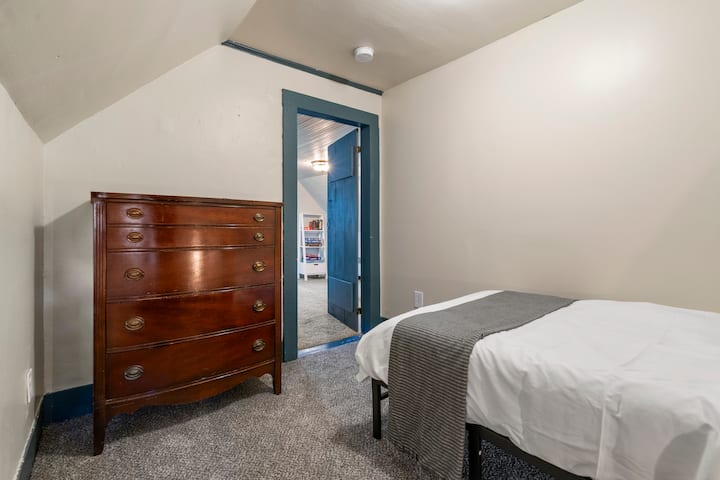 Ეს მიმზიდველი საძინებელი დამატებით სტუმრებს საცხოვრებელს სთავაზობს. Მას აქვს კომოდი და მდებარეობს მესამე სართულის მოსასვენებელი ოთახის მოშორებით.