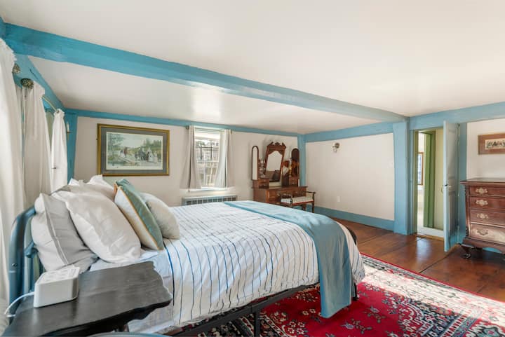 Ამ ოთახში არის კარადა და კომოდი დამატებითი შესანახად. Კარადაში არის ბარგის საკიდი დამატებითი კომფორტისთვის. 