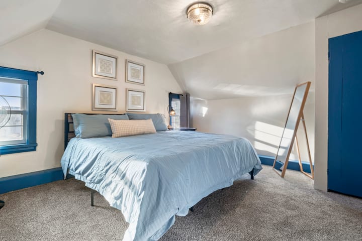 Მესამე სართულის ამ საძინებელში არის დიდი დიდი საწოლი ბუნებრივი განათებით.