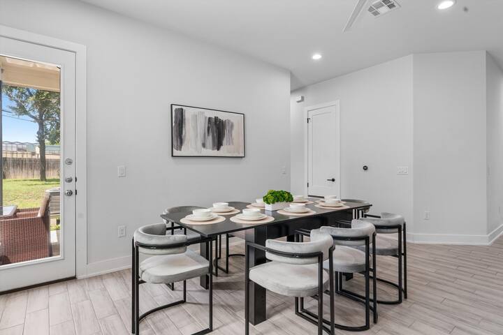 Mega Sized Lux – Up To 24 Ppl 10BR – Dwntwn Access gallery image 2