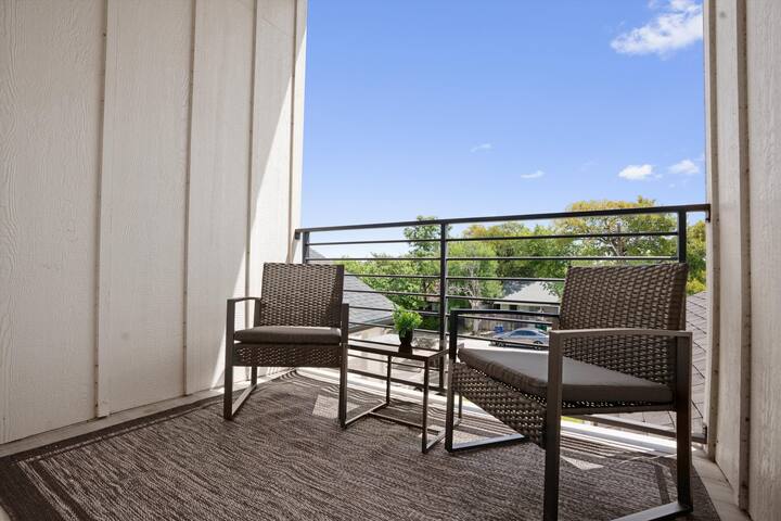 Up to 12 Guests – Luxury Downtown Access – Modern gallery image 5