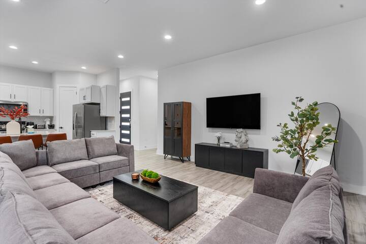 Up to 12 Guests – Luxury Downtown Access – Modern gallery image 2