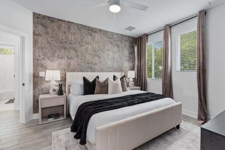 Mega Sized Lux – Up To 24 Ppl 10BR – Dwntwn Access gallery image 5