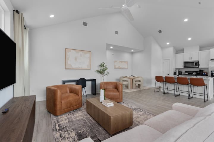 Up to 12 Guests – Luxury Downtown Access – Modern