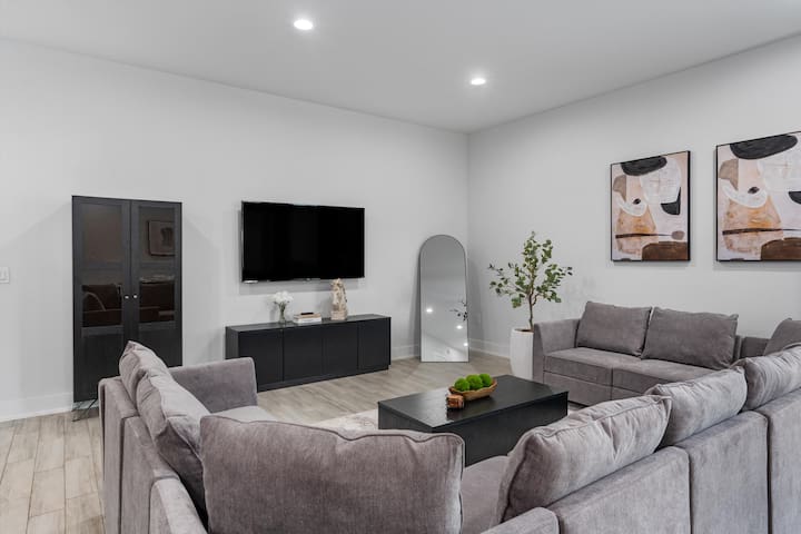 Mega Sized Lux – Up To 24 Ppl 10BR – Dwntwn Access