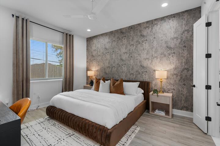 Up to 12 Guests – Luxury Downtown Access – Modern gallery image 4