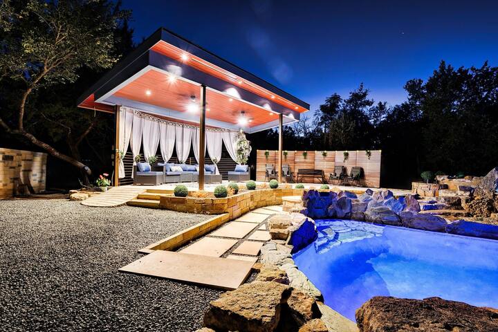 Austin Retreat 4 Bedroom, 3.5 Bath, Pool, & HotTub gallery image 2