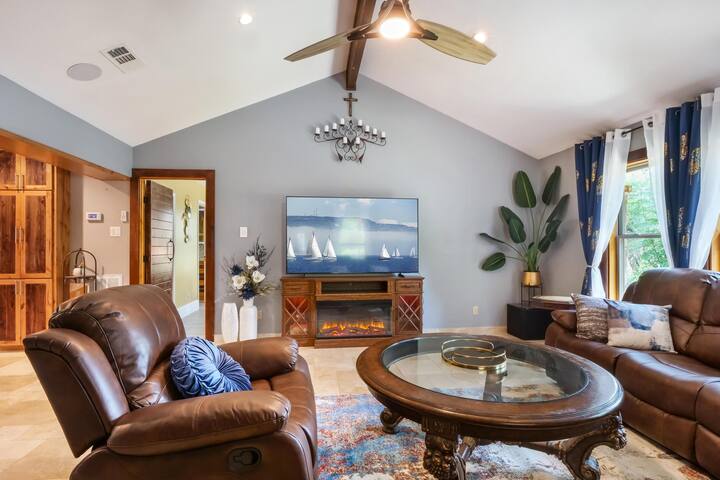 Austin Retreat 4 Bedroom, 3.5 Bath, Pool, & HotTub gallery image 4