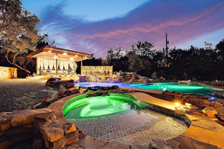Austin Retreat 4 Bedroom, 3.5 Bath, Pool, & HotTub