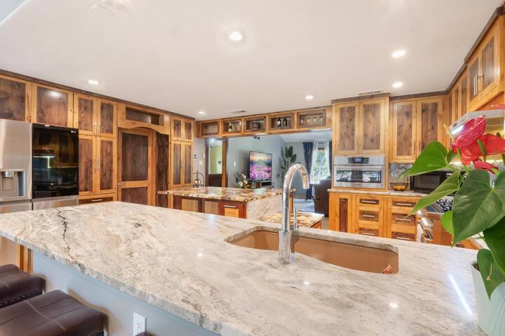 Austin Retreat 4 Bedroom, 3.5 Bath, Pool, & HotTub gallery image 5