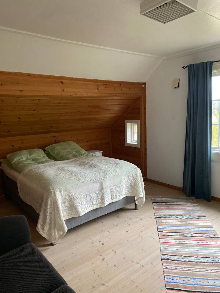 El dormitorio 4 es el dormitorio principal de la antigua casa, tiene una cama 150 y un sofá cama para dos si es necesario. Es un dormitorio espacioso y tiene un armario doble. Bonitas vistas desde el segundo piso aquí. 