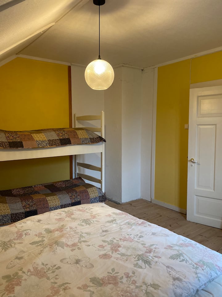 El dormitorio 5 en la antigua casa tiene una cama de 150 personas y una litera. Hay un armario en el dormitorio. De lo contrario, estándar simple. 