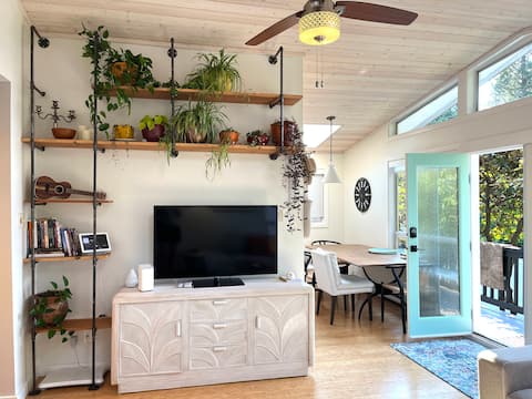 Oceanside Cottage in the Cedars