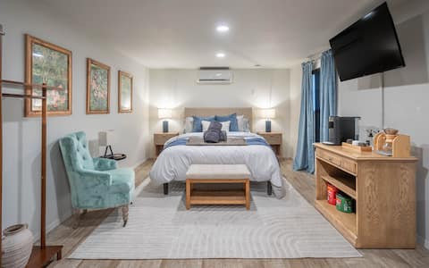 Successful Airbnb property: Mini Golf Hideaway - Fast WiFi+ Fire Pit by LCH in Midland